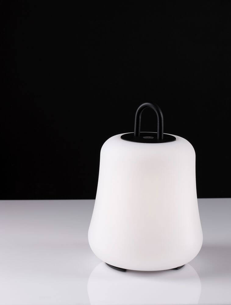 Jigra LED Außenstehleuchte 3000K Schwarz IP54 auf weißem Tisch vor schwarzem Hintergrund