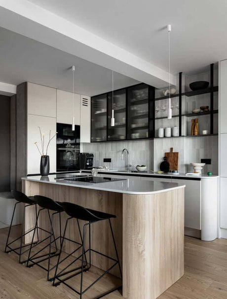 Cuisine moderne avec suspension Joy LED Ø 4 cm 3000K au-dessus d’un plan de travail en bois et de tabourets de bar noirs