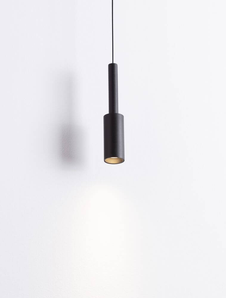 Joy LED Pendelleuchte Ø 4cm 3000K in modernem Design mit schwarzem Metall-Körper und warmweißem Licht.