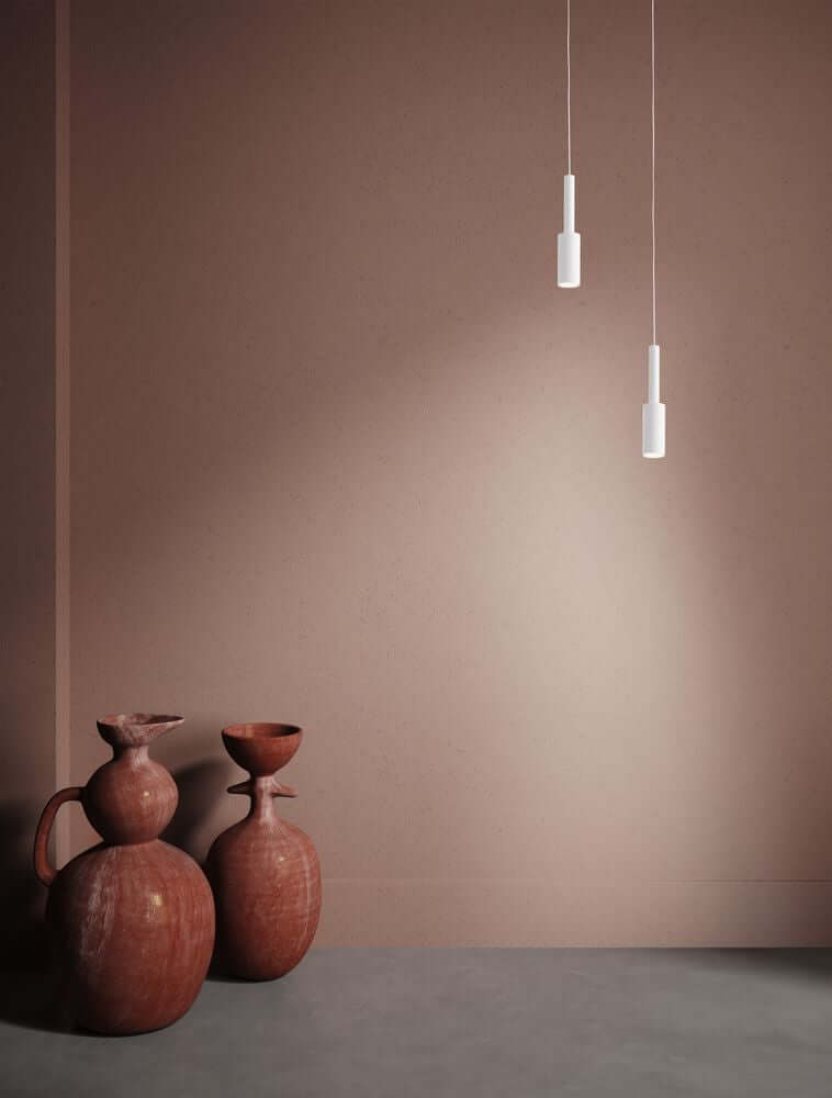 Joy LED Pendelleuchte Ø 4cm 3000K in modernem Raum mit dekorativen Töpfen.