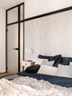 Gemütliches Schlafzimmer mit Joy LED Wandleuchte 3000K und modernem, geometrischem Wanddesign.