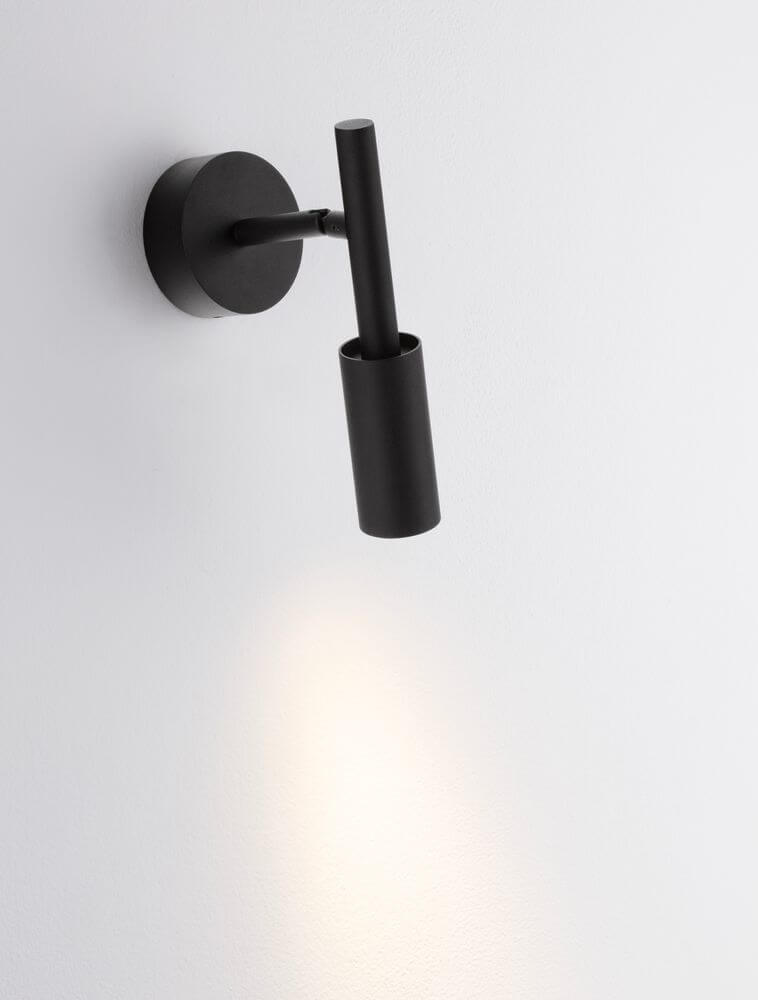 Joy LED Wandleuchte 3000K in modernem Design mit schwarzem Metall-Körper und blendfreiem Licht.