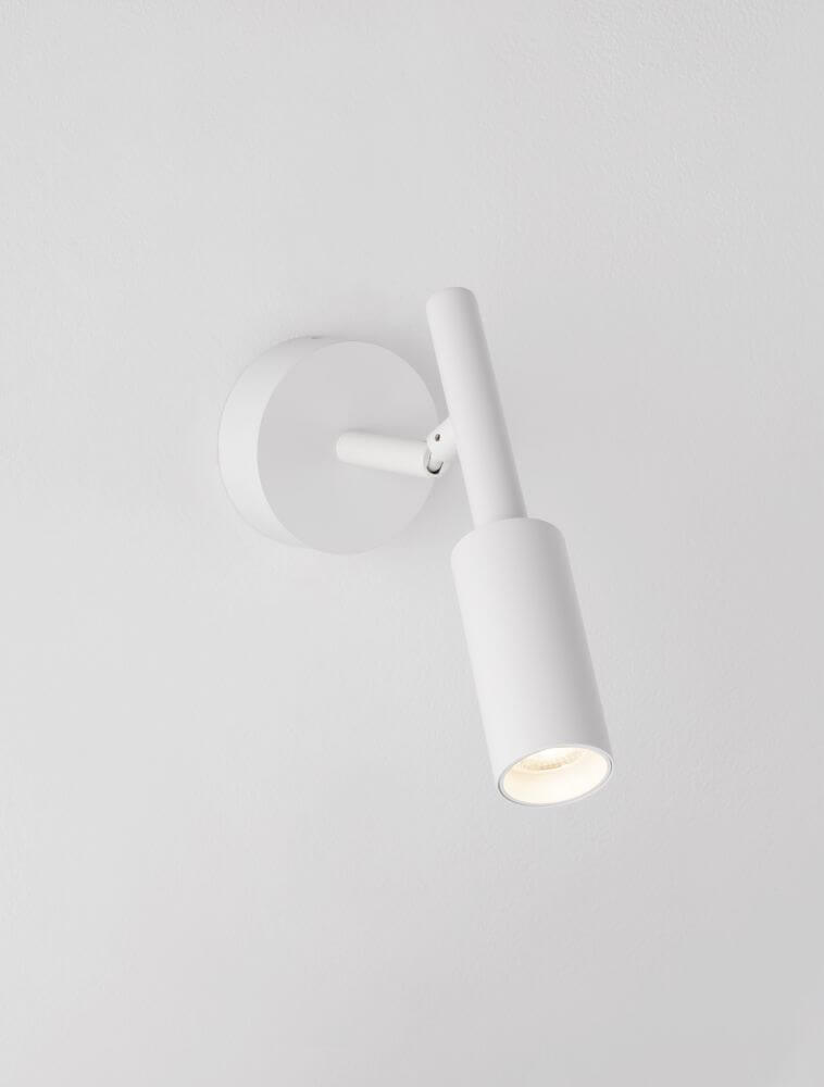Joy LED Wandleuchte 3000K in modernem Design mit weißem Metallkörper und flexibler Lichtausrichtung.