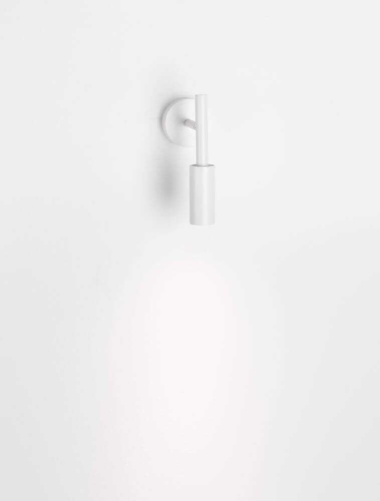 Joy LED Wandleuchte 3000K in elegantem Design, montiert an einer weißen Wand.