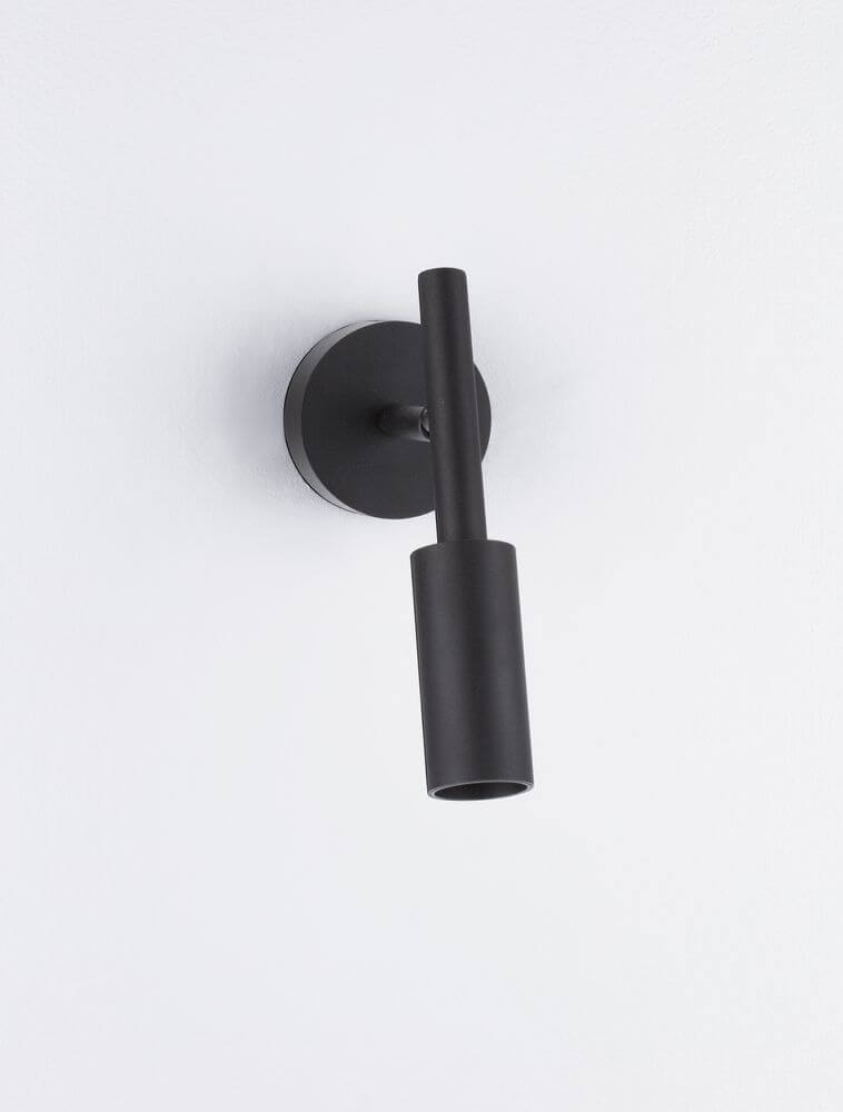 Joy LED Wandleuchte 3000K in schwarzem Metall-Design an der Wand montiert.