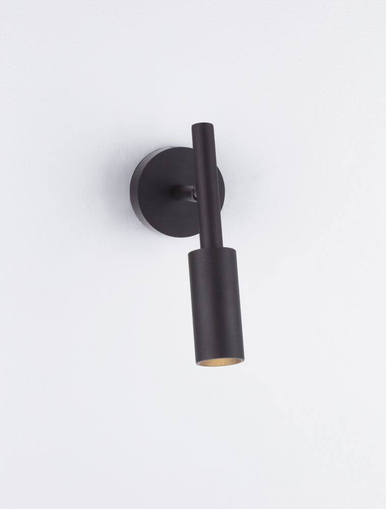 Joy LED Wandleuchte 3000K in schwarzem Metall-Design an der Wand montiert.