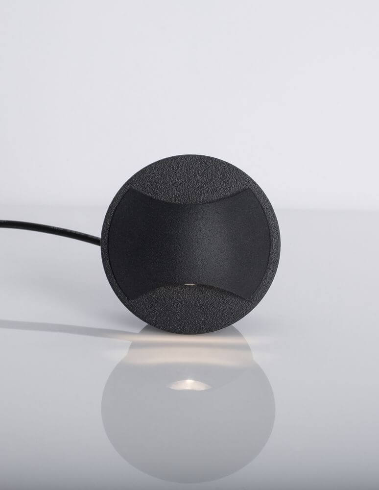 Joya LED Außenwandeinbauleuchte Up & Down 3000K Schwarz IP65 am Tisch mit Kabel.