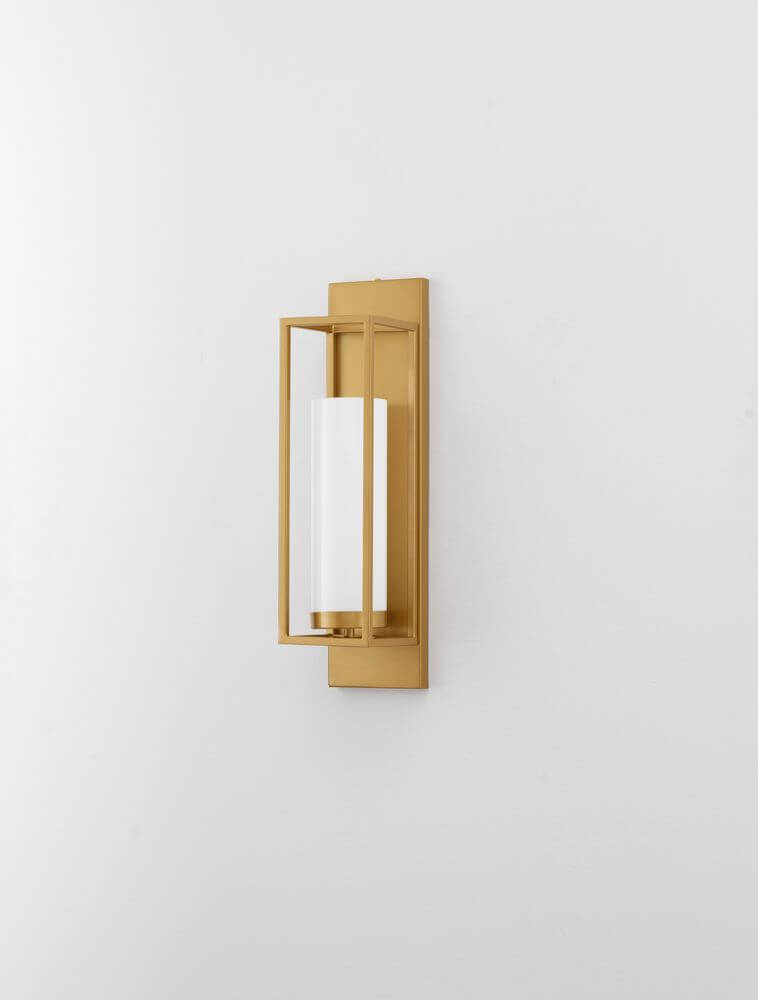 Juliet Wandleuchte E27 in elegantem goldenen Design mit opalem Glas für stilvolle Beleuchtung.