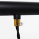 Detailansicht der Hängeleuchte Pole Black Six mit schwarzem Kabel und goldener Fassung.
