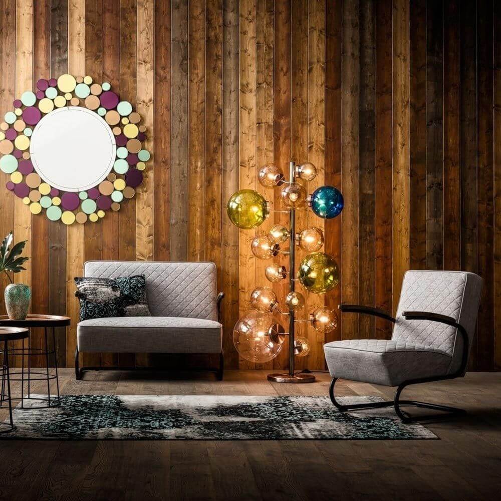 Kugel-Stehleuchte Balloon Colore 160cm in modernem Wohnambiente mit Holzverkleidung und stylischen Möbeln.