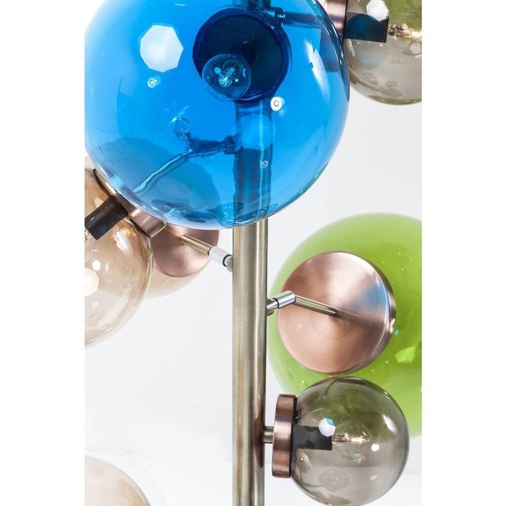 Detailansicht der Kugel-Stehleuchte Balloon Colore 160cm mit bunten Acryl-Schirmen und kupferlackiertem Sockel.