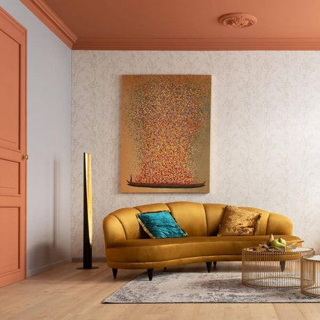 LED Tube Duo 140 cm gulvlampe ved siden af en elegant sofa i en moderne stue
