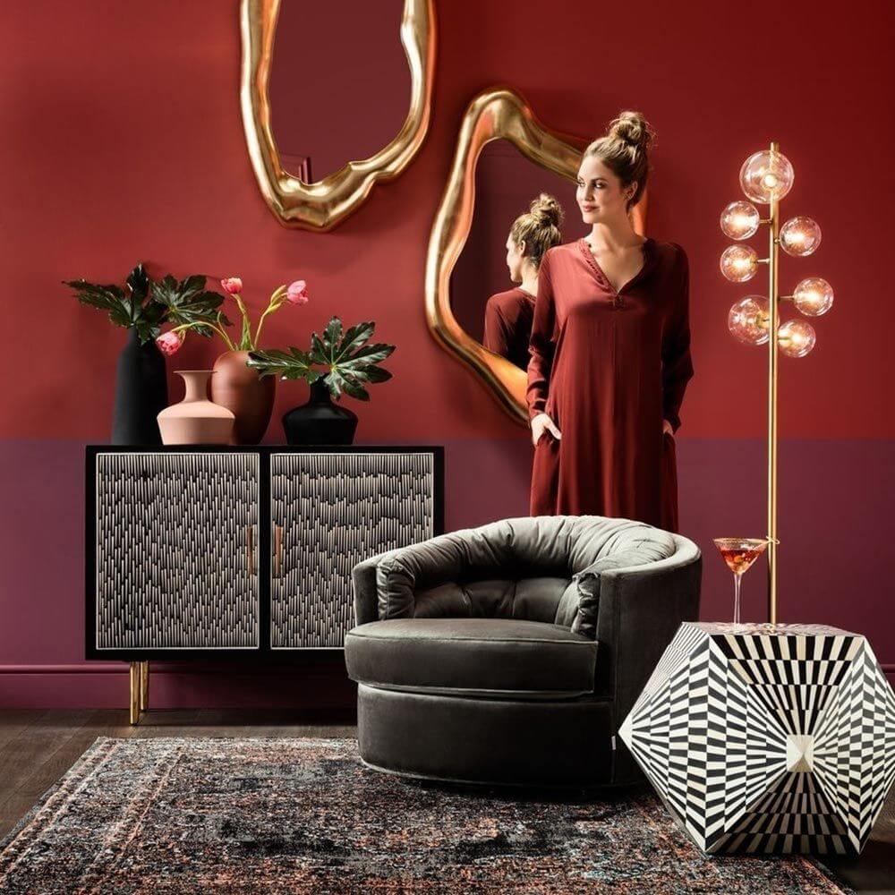 Stehleuchte Bello Sette in modernem Wohnraum mit orange-roter Wand und stilvollem Mobiliar.
