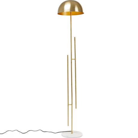 Stehleuchte Solo Brass mit goldenem Lampenschirm und modernem Design auf einem weißen Sockel.