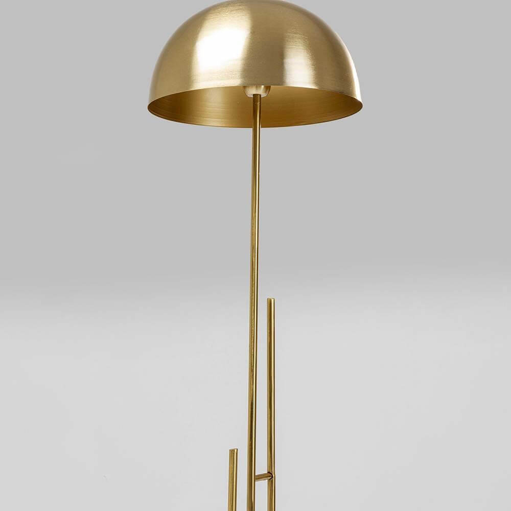 Stehleuchte Solo Brass mit glänzendem goldenen Schirm und minimalistischer Fußgestaltung.