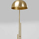 Stehleuchte Solo Brass mit glänzendem goldenen Schirm und minimalistischer Fußgestaltung.