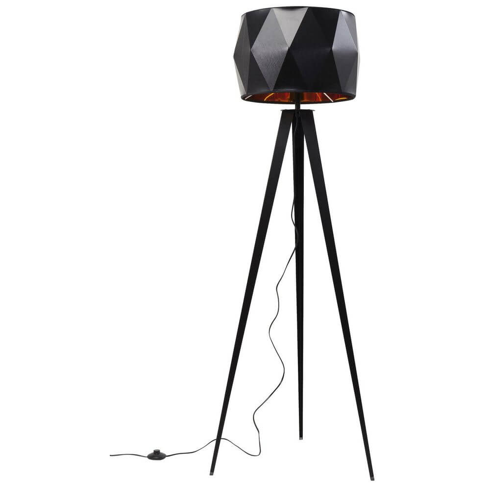 Stehleuchte Triangle Tripod Matt mit geometrischem Lampenschirm und dreibeiniger Basis in Schwarz.