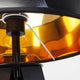 Detailansicht der Stehleuchte Triangle Tripod Matt mit goldener Innenseite des Lampenschirms.