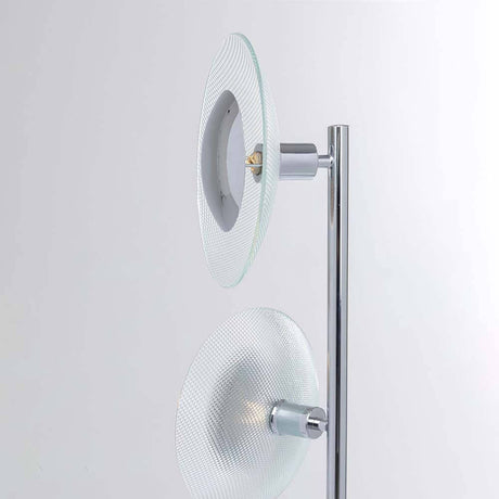 Stehleuchte Ufo Tre mit modernem Design und warmem Licht, die als Skulptur im Raum wirkt.