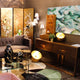 Tisch- & Bodenleuchte Apollon Ø 35cm in stilvollem Wohnzimmer mit goldenen Akzenten und Kunstwerken.