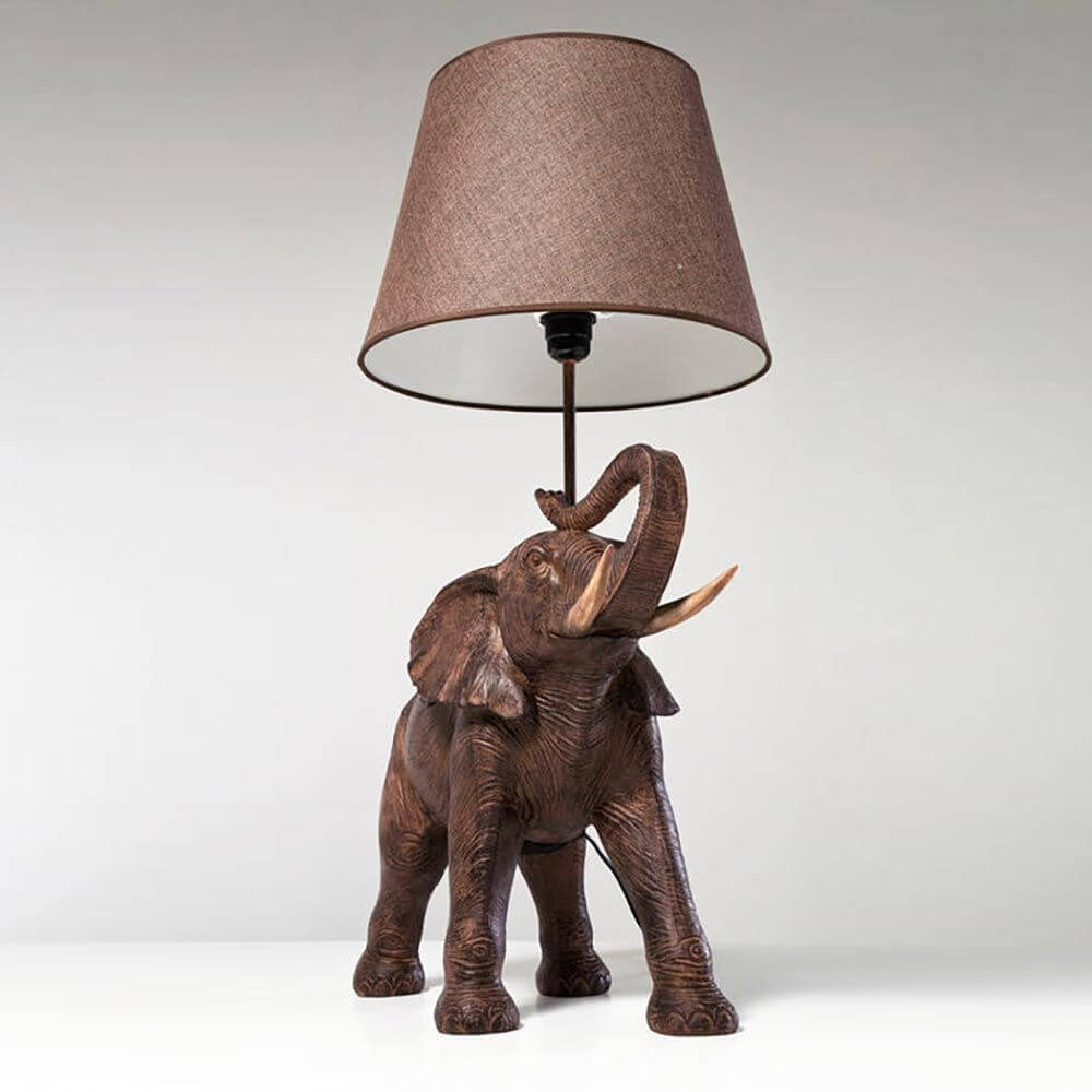 Tischleuchte Elephant Safari mit Elefant und braunem Lampenschirm, stilvoll und kolonial inspiriert.