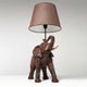 Tischleuchte Elephant Safari mit Elefant und braunem Lampenschirm, stilvoll und kolonial inspiriert.