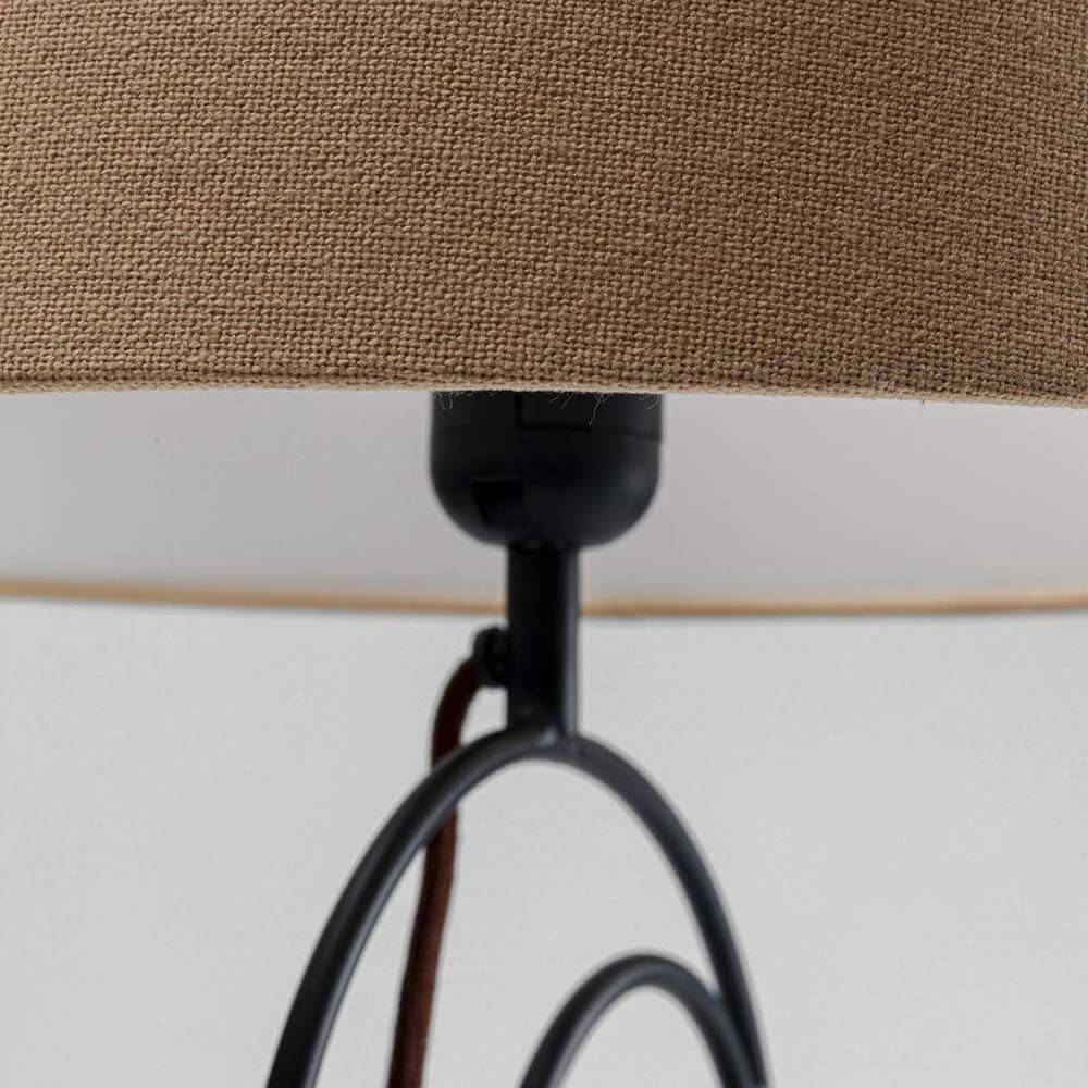 Detailaufnahme der Tischleuchte Face Wire Nature mit stilvollem, hellem Lampenschirm aus Textil.