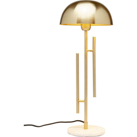 Tischleuchte Solo Brass mit elegantem goldfarbenen Schirm und modernem Design auf einem weißen Sockel.