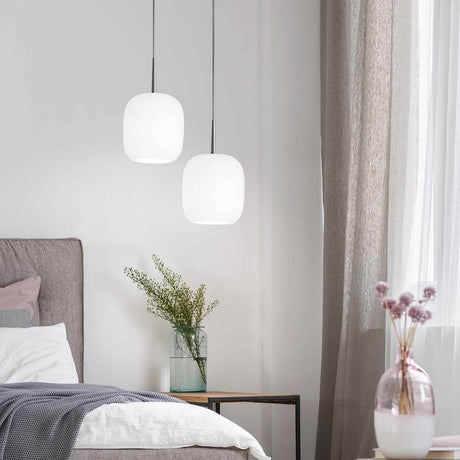 Zwei Casablanca Kabel-Pendeleuchte Murea im Schlafzimmer über dem Bett mit gemütlicher Einrichtung.