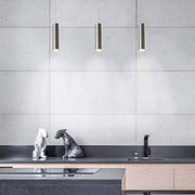 Casablanca Kabel-Pendelleuchte Tubus Large über modernem Küchendesign mit Skulpturen.