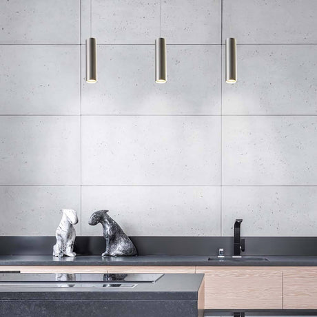 Casablanca Kabel-Pendelleuchte Tubus Large über modernem Küchendesign mit Skulpturen.