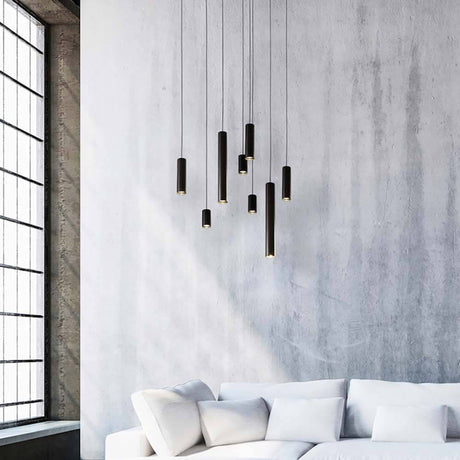 Schöne Wohnzimmeransicht mit Casablanca Kabel-Pendelleuchte Tubus Small und modernem Sofa.