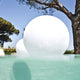 Lampe d'extérieur LED sans fil Pearl avec contrôle par application flottant dans la piscine entre les arbres, décoration lumineuse parfaite.