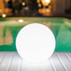 Lampe d'extérieur LED sans fil Pearl avec contrôle par application, boule lumineuse au bord de la piscine pour des soirées d'ambiance.