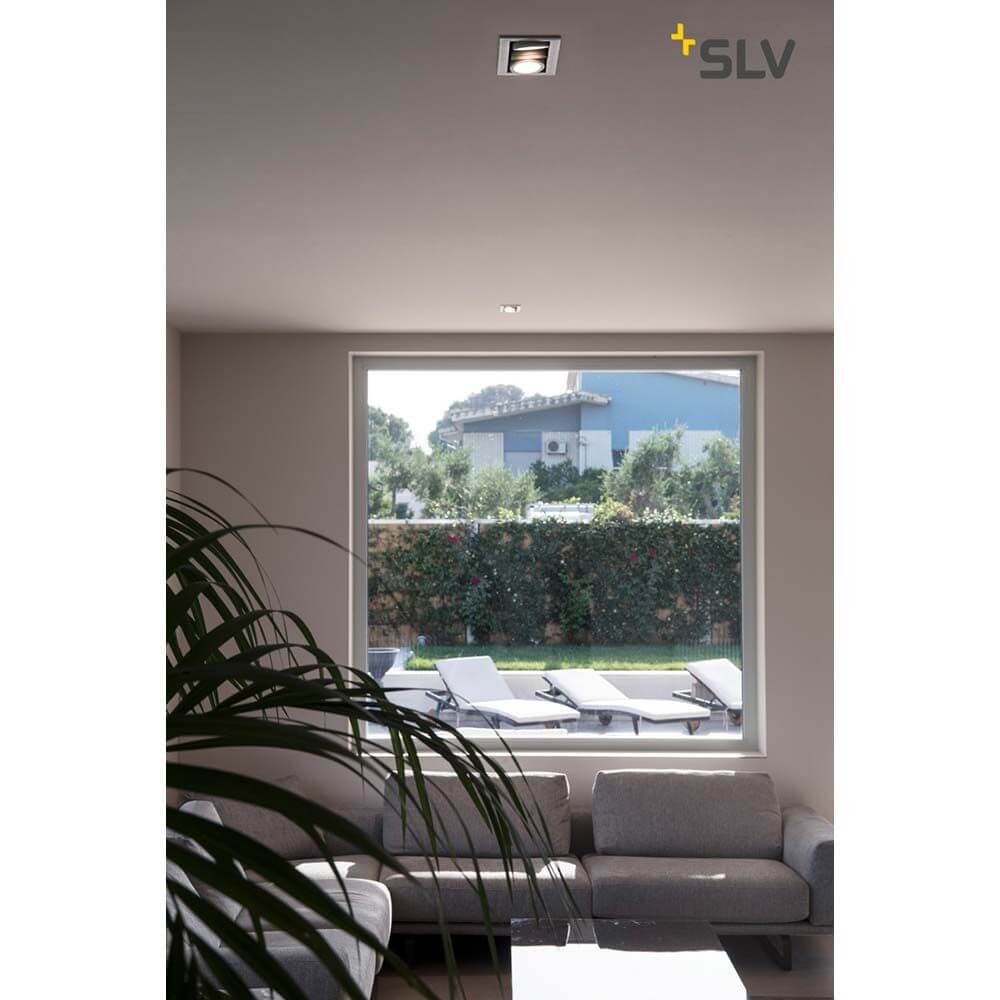 Kadux LED Triple DL Set Weiß 38° 3000K inkl. Treiber in modernem Wohnraum mit Blick auf den Außenbereich.