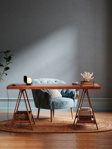 Kamen Tischleuchte E14 Ø 14cm auf Holztisch, moderne Tischlampe mit mattschwarzem Design und warmem Licht