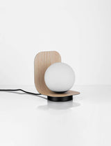 Kamen Tischleuchte E14 mit Holz-Design und runder Glaskugel Ø 14cm, ideal für moderne Innenräume.