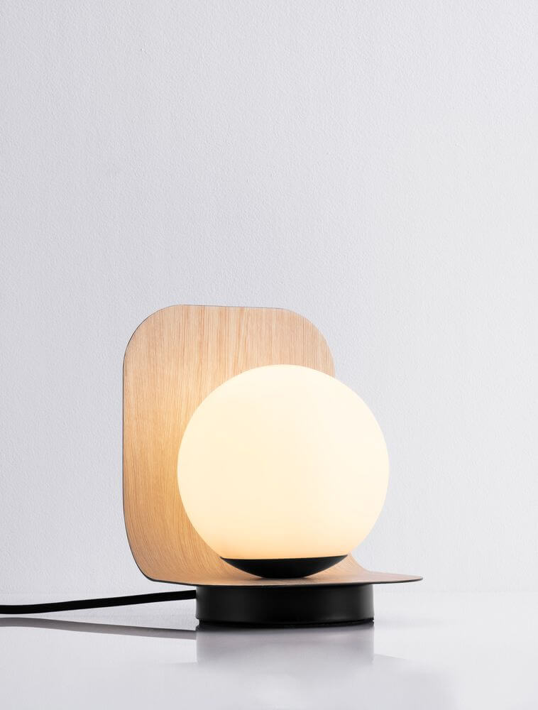 Moderne Kamen Tischleuchte E14 mit rundem Lampenschirm und Holz-Hintergrund, Ø 14cm, stilvolles Design für jeden Raum.