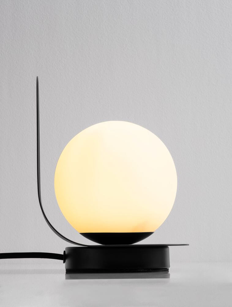 Kamen Tischleuchte E14 mit rundem Lampenschirm, Ø 14 cm, modernes Design, sanfte Beleuchtung für stilvolle Innenräume.