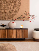Kamen Tischleuchte E14 Ø 14cm auf einem modernen Sideboard mit dekorativen Elementen und Naturakzenten.