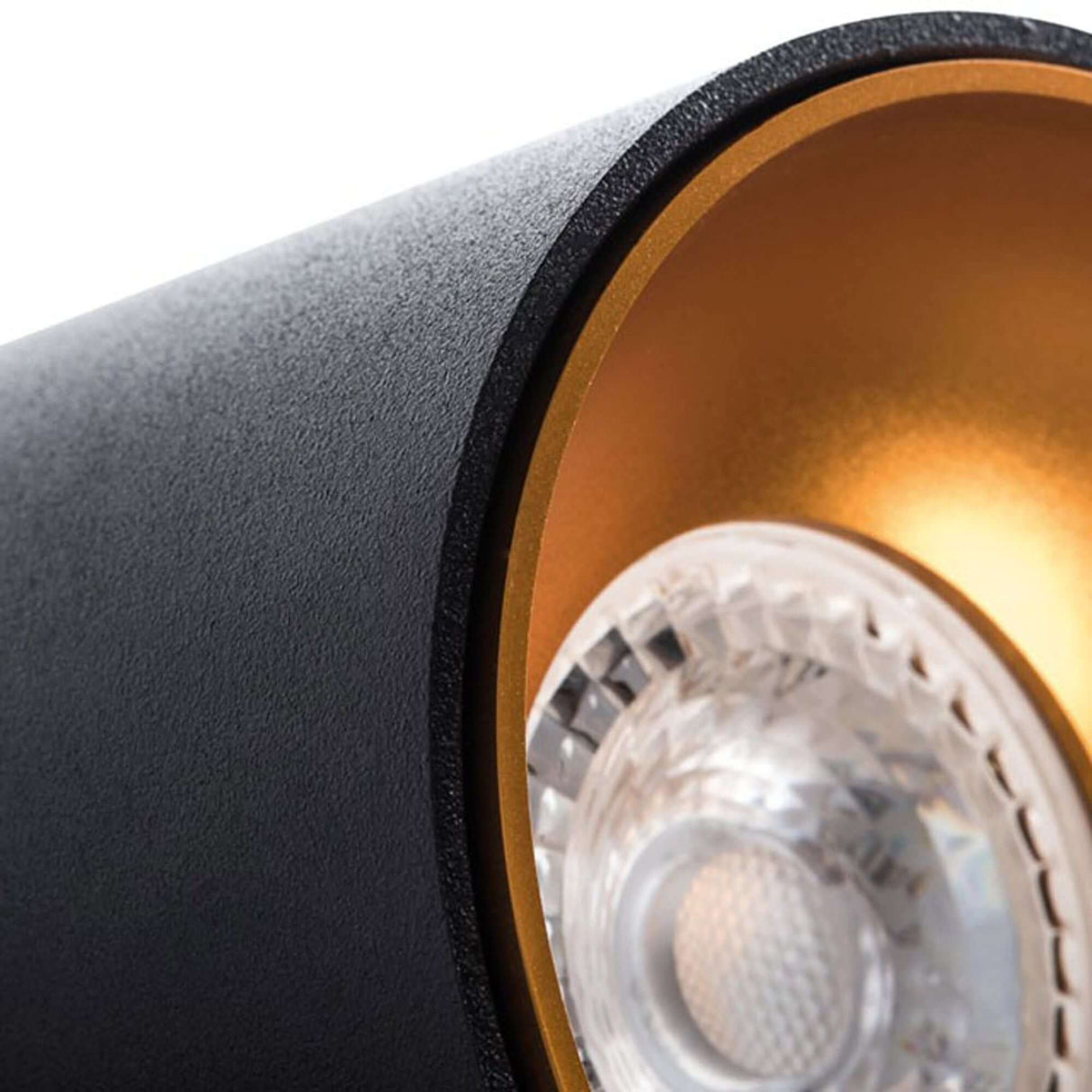 Deckenspot GU10 Ø 8,5cm Riti Schwarz, Goldfarben Detailaufnahme der Leuchte mit schwarzem Gehäuse und goldenem Innenring.