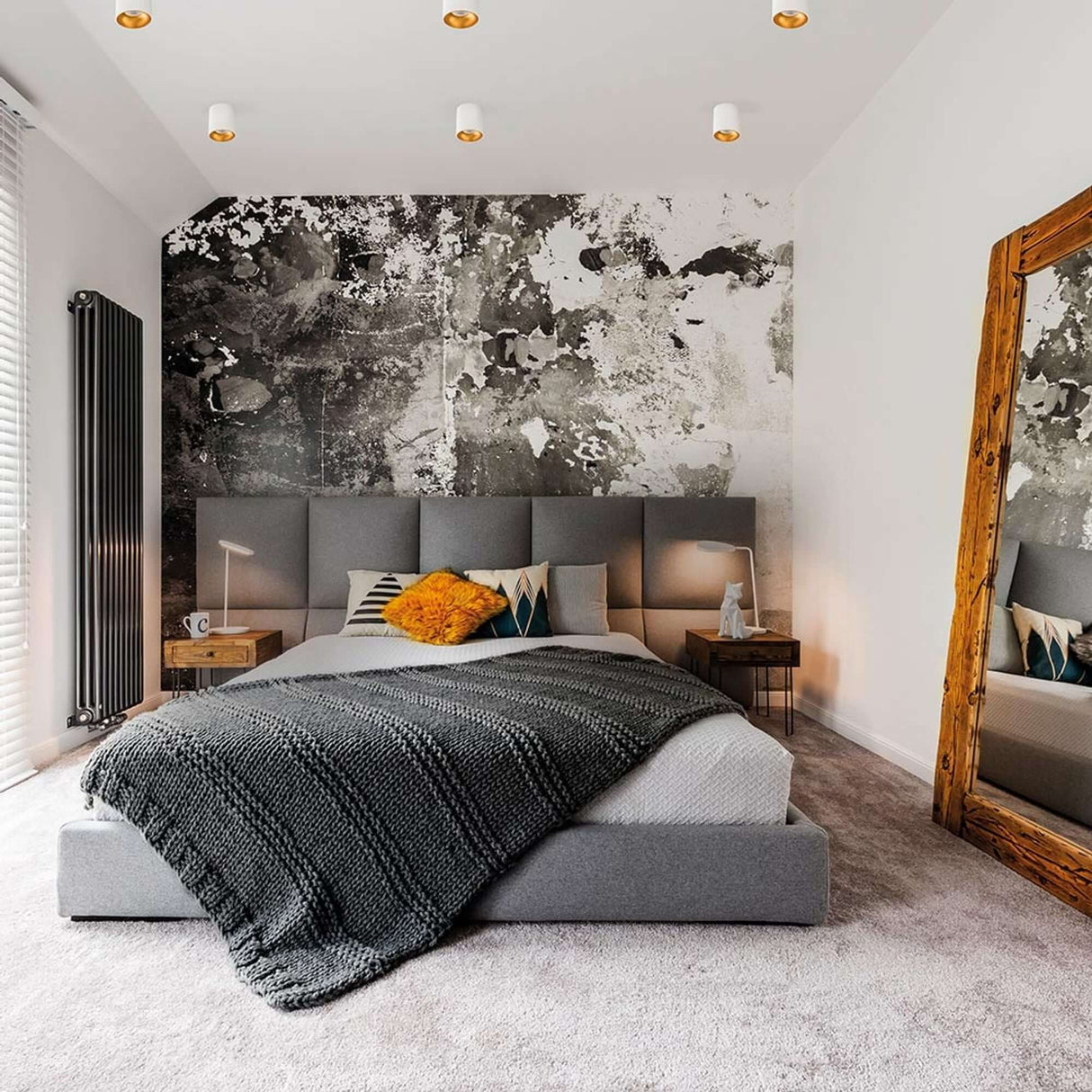 Modernes Schlafzimmer mit Aufbaudeckenspot GU10 Riti Weiß, Goldfarben und stilvollem Einrichtungselement.
