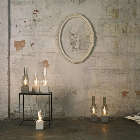 Karman Amarcord Tischlampe auf einem Tisch mit stilvollem Hintergrund und eleganten Akzenten.