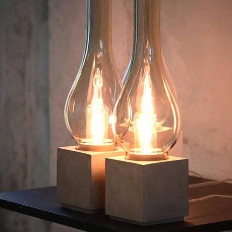 Karman Amarcord Tischlampe mit eleganten Glaskörpern und modernem Design auf einem Tisch.