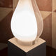Karman Amarcord Tischlampe, elegante Design-Tischlampe mit Glas in gefrosteter Optik auf schwarzem Sockel.