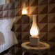 Karman Amarcord Wandleuchte in einem stilvollen Schlafzimmer mit moderner Wand- und Tischlampe.