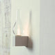 Karman Amarcord Wandleuchte mit eleganter Glasdesign und gradliniger Form an der Wand montiert.