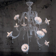 Karman Au Revoir lustre 1 blanc au design élégant et doux, avec plusieurs sources lumineuses.