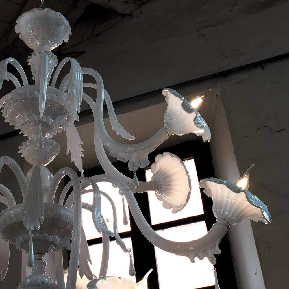 Karman Au Revoir Kronleuchter Lüster 1 Weiß mit elegantem, weichen Design und leuchtenden Flammen.