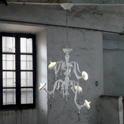 Karman Au Revoir lustre à cinq lumières blanc dans un intérieur élégant.
